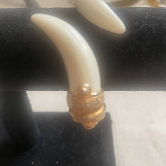 Vintage Kenneth Jay Lane RARE lucite tusk gold-tone spring bracelet - Picture 5 of 9